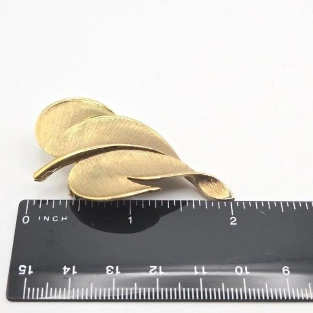 Vintage JJ Jonette Jewelry Gold Tone‎ Leaf Brooch Pin Textured